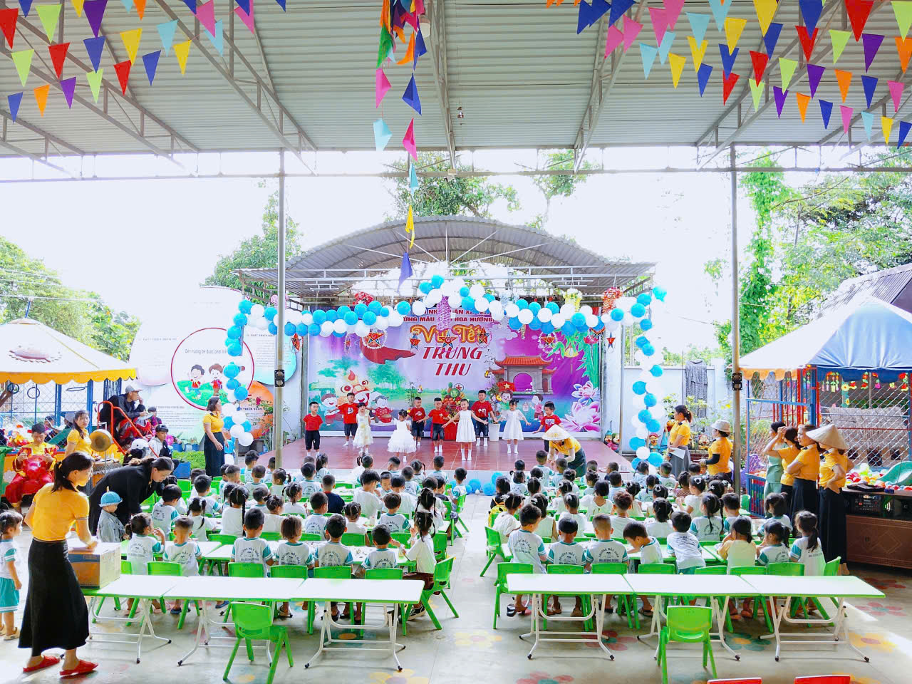 Lễ Trung thu tại Trường Mẫu giáo Hoa Hướng Dương được tổ chức trong không khí vui tươi và ấm áp. Ngay từ sáng sớm, sân trường được trang trí rực rỡ với cờ, đèn lồng và những mâm cỗ đầy màu sắc. Các bé trong trang phục đẹp đẽ háo hức tham gia nhiều hoạt động hấp dẫn như rước đèn, múa lân, phá cỗ và xem biểu diễn văn nghệ. Mỗi nụ cười, mỗi ánh mắt trong trẻo của các bé đều thể hiện niềm vui và háo hức đón Tết Trung thu. Buổi lễ không chỉ mang đến cho trẻ niềm vui mà còn giúp các em hiểu thêm về ý nghĩa của ngày hội trăng rằm, góp phần nuôi dưỡng tình yêu thương, sự gắn kết và tinh thần đoàn kết trong mái trường Hoa Hướng Dương thân yêu.