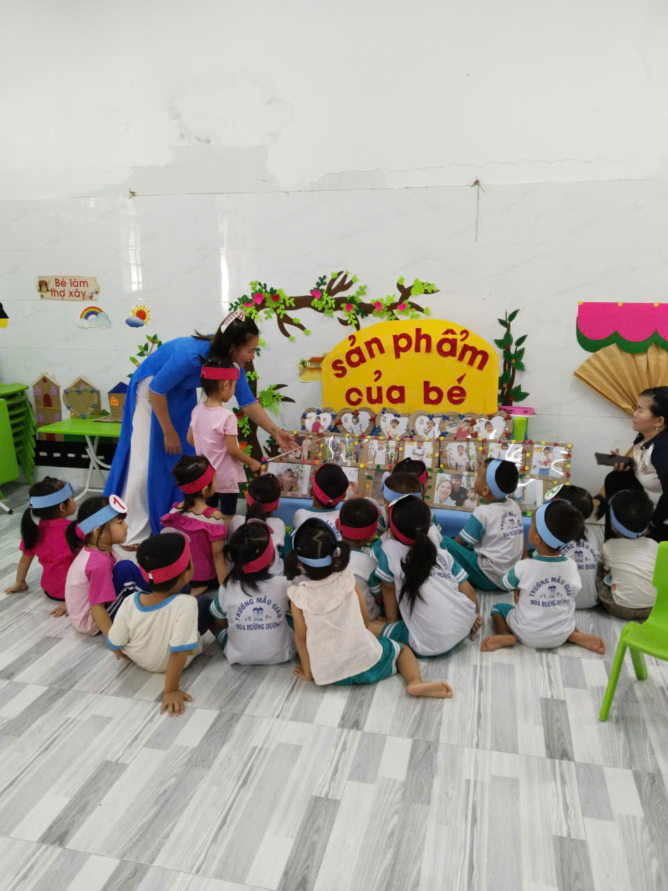 TRƯỜNG MẪU GIÁO HOA HƯỚNG DƯƠNG TỔ CHỨC HỘI THI GIÁO VIÊN DẠY GIỎI CẤP TRƯỜNG CHÀO MỪNG NGÀY 20/11 🌼 Hòa chung không khí hân hoan hướng tới kỷ niệm Ngày Nhà giáo Việt Nam 20/11, Trường Mẫu giáo Hoa Hướng Dương đã tổ chức hội thi giáo viên dạy giỏi cấp trường với sự tham gia của toàn thể giáo viên các khối lớp. Trong đợt thi lần này, giáo viên đã mang đến nhiều tiết dạy phong phú và sáng tạo như: hoạt động tạo hình, khám phá khoa học – STEAM, âm nhạc, kỹ năng sống và các hoạt động vui chơi theo hướng lấy trẻ làm trung tâm. Mỗi tiết dạy đều được chuẩn bị chu đáo, đầu tư về ý tưởng và đồ dùng, mang đến cho trẻ những trải nghiệm học tập sinh động và bổ ích. ✨ Kết quả ghi nhận: •	Giáo viên thể hiện tốt năng lực chuyên môn và sự sáng tạo. •	Trẻ hứng thú, mạnh dạn tham gia vào các hoạt động. •	Các tổ khối có cơ hội giao lưu, trao đổi và học hỏi kinh nghiệm lẫn nhau. Hội thi giáo viên giỏi cấp trường lần này là dịp để đội ngũ giáo viên Nhà trường thể hiện tình yêu nghề, lòng nhiệt huyết và tinh thần trách nhiệm, đồng thời là hoạt động thiết thực chào mừng ngày lễ tri ân 20/11 – Ngày của những người đưa đò thầm lặng. 🌺 Trường Mẫu giáo Hoa Hướng Dương xin gửi lời chúc tốt đẹp nhất đến toàn thể quý  cô giáo. Kính chúc các cô luôn mạnh khỏe, hạnh phúc và tiếp tục cống hiến cho sự nghiệp trồng người cao quý.