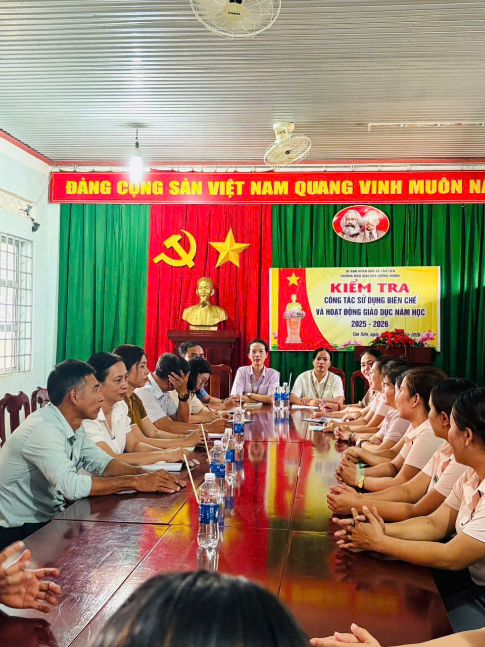 Thực hiện kế hoạch số 97/KH-UBND ngày 10/4/2026,ngày 23/4,đoàn kiểm tra UBND xã Tân Tiến đã về kiểm tra trường mẫu giáo Hoa Hướng Dương nội dung kiểm tra  tập trung đó là tổ chức bộ máy,công tác quản lý,thực hiện quy chế dân chủ;quản lý sử dụng đội ngũ giáo viên,chế độ chính sách;công tác văn thư,hồ sơ chuyên môn;triển khai chương trình giáo dục,công tác nuôi dạy trẻ,kết quả phổ cập giáo dục,xóa mù chữ.Qua kiểm tra UBND xã đánh giá cao những nội dung mà trường đã thực hiện