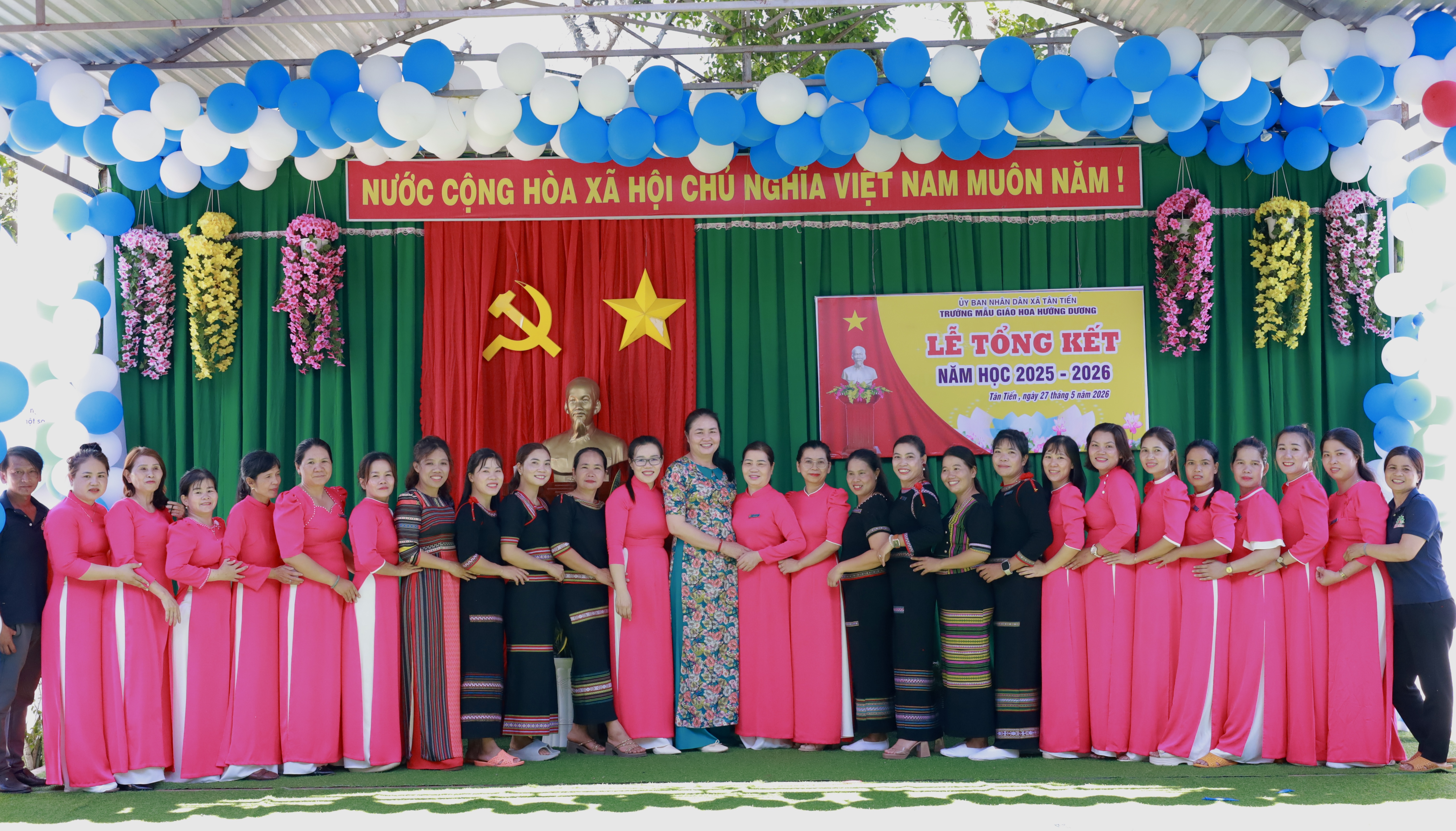🌸 LỄ TỔNG KẾT NĂM HỌC 🌸  Ngày 27/5, Trường Mẫu giáo Hoa Hướng Dương đã tổ chức thành công Lễ Tổng kết năm học trong không khí vui tươi, ấm áp và đầy ý nghĩa.  Buổi lễ là dịp để nhà trường nhìn lại những kết quả đạt được trong suốt một năm học vừa qua, tuyên dương các bé chăm ngoan, học tốt và gửi lời tri ân sâu sắc đến quý phụ huynh đã luôn đồng hành cùng nhà trường.  Những tiết mục văn nghệ hồn nhiên, đáng yêu của các bé đã mang đến nhiều cảm xúc và để lại những kỷ niệm đẹp trong lòng thầy cô, phụ huynh và học sinh.  Khép lại một năm học với nhiều niềm vui và thành quả đáng tự hào, tập thể Trường Mẫu giáo Hoa Hướng Dương xin kính chúc quý phụ huynh cùng các bé có một mùa hè vui tươi, bổ ích và an toàn.  ❤️ Xin chân thành cảm ơn sự quan tâm, đồng hành của quý phụ huynh trong suốt năm học vừa qua!