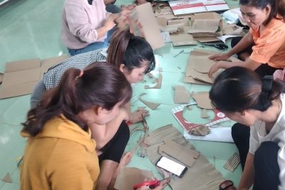 Các cô tham gia làm đồ dùng trang trí lớp học theo phương pháp steem