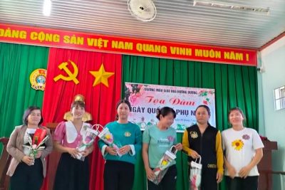 Ngày 8/3/2023 công đoàn trường kết hợp với nữ công tổ chức ngày 8/3 cho chị em trong trường