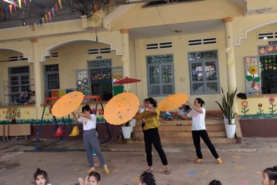 Các GV tập văn nghệ chuẩn bị cho hội thi chào mừng ngày 20-11