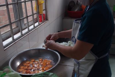 Các cô nuôi dưỡng chuẩn bị bửa ăn cho trẻ