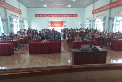 Đảng viên trong chi bộ tham dự hội nghị trực tuyến tại điểm cầu xã Eauy