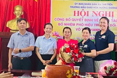 TRƯỜNG MẪU GIÁO HOA HƯỚNG DƯƠNG TỔ CHỨC CÔNG BỐ QUYẾT ĐỊNH BỔ NHIỆM PHÓ HIỆU TRƯỞNG Thực hiện công tác kiện toàn đội ngũ cán bộ quản lý nhằm đáp ứng yêu cầu nhiệm vụ trong giai đoạn hiện nay, vào ngày  1 tháng  4 năm 2026, Trường Mẫu giáo Hoa Hướng Dương đã long trọng tổ chức Lễ công bố Quyết định bổ nhiệm Phó Hiệu trưởng. Tham dự buổi lễ có sự hiện diện của: •	Đại diện lãnh đạo UBND xã •	Đại diện phòng văn hóa xã hội  •	Ban Giám hiệu nhà trường  •	Cùng toàn thể cán bộ, giáo viên, nhân viên trong nhà trường.  Tại buổi lễ, đại diện lãnh đạo đã công bố Quyết định bổ nhiệm đồng chí Võ Thị Thanh Thúy giữ chức vụ Phó Hiệu trưởng Trường Mẫu giáo Hoa Hướng Dương kể từ ngày 1 tháng  4 năm  2026 Đây là sự ghi nhận đối với quá trình phấn đấu, rèn luyện, tinh thần trách nhiệm, năng lực chuyên môn, phẩm chất đạo đức và những đóng góp tích cực của đồng chí trong suốt thời gian công tác tại đơn vị. Phát biểu tại buổi lễ, lãnh đạo cấp trên đã chúc mừng đồng chí được bổ nhiệm, đồng thời bày tỏ sự tin tưởng rằng trên cương vị mới, đồng chí sẽ tiếp tục phát huy năng lực, tinh thần đoàn kết, trách nhiệm, sáng tạo trong công tác quản lý; cùng tập thể nhà trường hoàn thành tốt nhiệm vụ chăm sóc, nuôi dưỡng và giáo dục trẻ, góp phần xây dựng nhà trường ngày càng phát triển vững mạnh. Trong không khí trang trọng và ấm áp, đồng chí  Võ Thị Thanh Thúy đã phát biểu nhận nhiệm vụ, bày tỏ niềm vinh dự, sự biết ơn sâu sắc trước sự quan tâm, tin tưởng của lãnh đạo các cấp và tập thể nhà trường. Đồng chí cũng khẳng định sẽ không ngừng học hỏi, nỗ lực phấn đấu, phát huy tinh thần trách nhiệm, cùng tập thể sư phạm xây dựng môi trường giáo dục “An toàn – Thân thiện – Chất lượng – Hiệu quả”. Lễ công bố Quyết định bổ nhiệm Phó Hiệu trưởng là một dấu mốc quan trọng trong công tác tổ chức, cán bộ của nhà trường; đồng thời tiếp thêm động lực để tập thể cán bộ, giáo viên, nhân viên tiếp tục đoàn kết, thi đua dạy tốt – chăm sóc tốt, góp phần nâng cao chất lượng giáo dục mầm non tại địa phương.